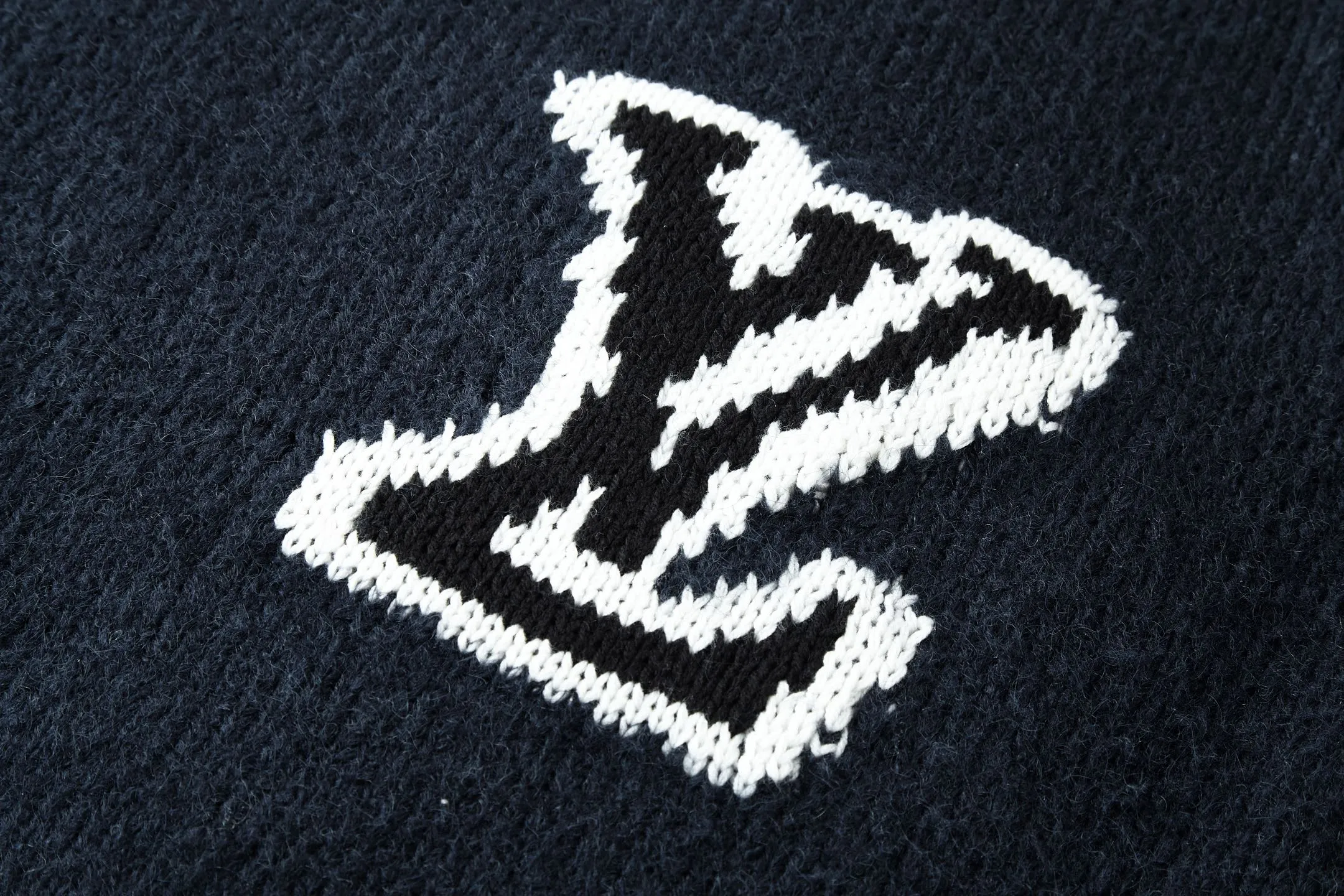 🅿️500 1v 25FW Mirror Logo Intarsia Sweater (Navy Blue) The original version was purchased and developed for 12,200. The fabric is made of 55% blended wool yarn and 45% cotton thread. This fabric has a stiff shape and is not easy to fluff. It is covered with a layer of wool to ensure a smooth and smooth feel. The intarsia is woven using machines imported from Germany, and each line is consistent. Garment wash fixed fit. This crewneck sweater is made from a blend of sheep wool and yak hair, with thick yarns to create a soft texture. The contrasting LV logo is integrated into the knitted fabric, and the mirror-effect logo is cleverly displayed on the rear. The casual and elegant design makes it easy to style your weekend look. Size:S-M-L-XL
